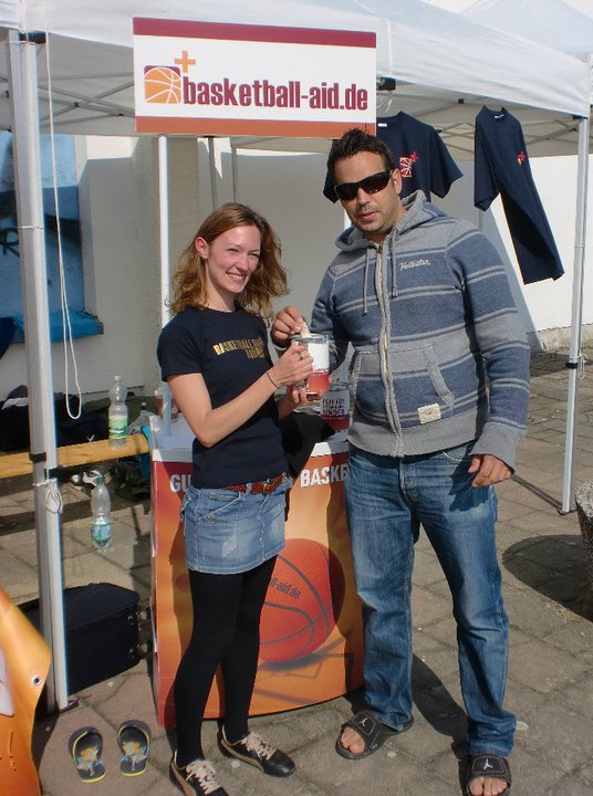 Spenden sammeln beim Beachbasketball in Berlin