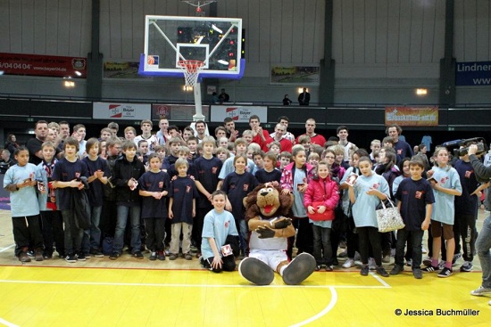 Gruppenfoto Bayer Giants und BASKETBALL AID-Giants Liga