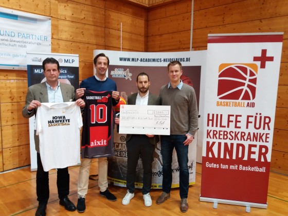 Von links nach rechts: Hans Beth, Matthias Lautenschläger, Simon Feißt und Dr. Joachim Wiskemann bei der Übergabe des Schecks im Vorfeld der Partie gegen das TEAM EHINGEN URSPRING..